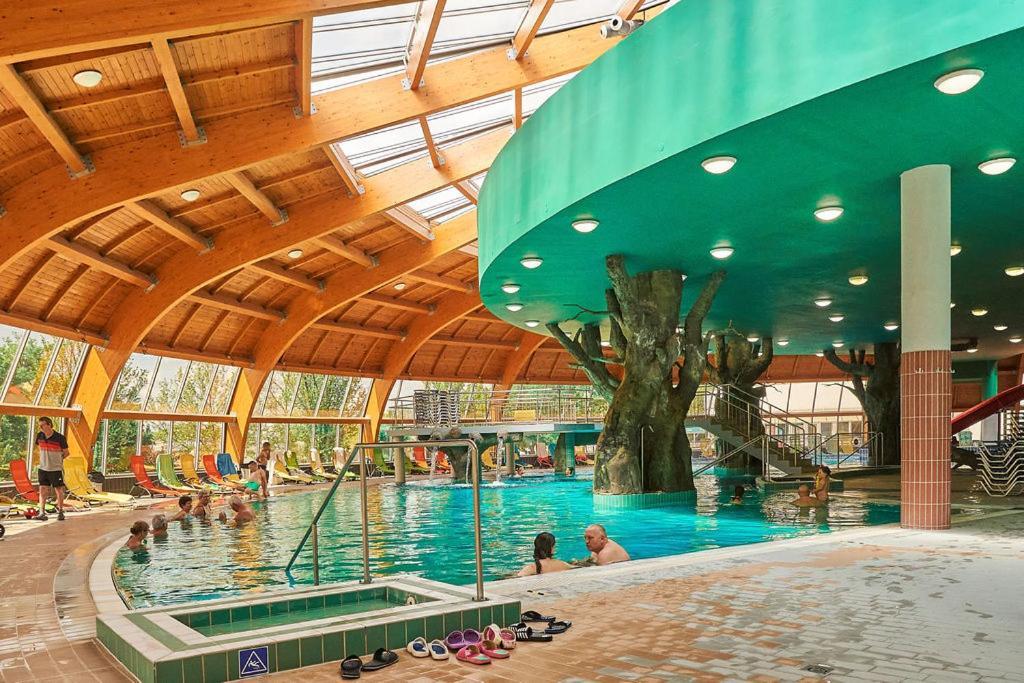Hungarospa Thermal Camping Mobilhaz Хайдусобосло Экстерьер фото