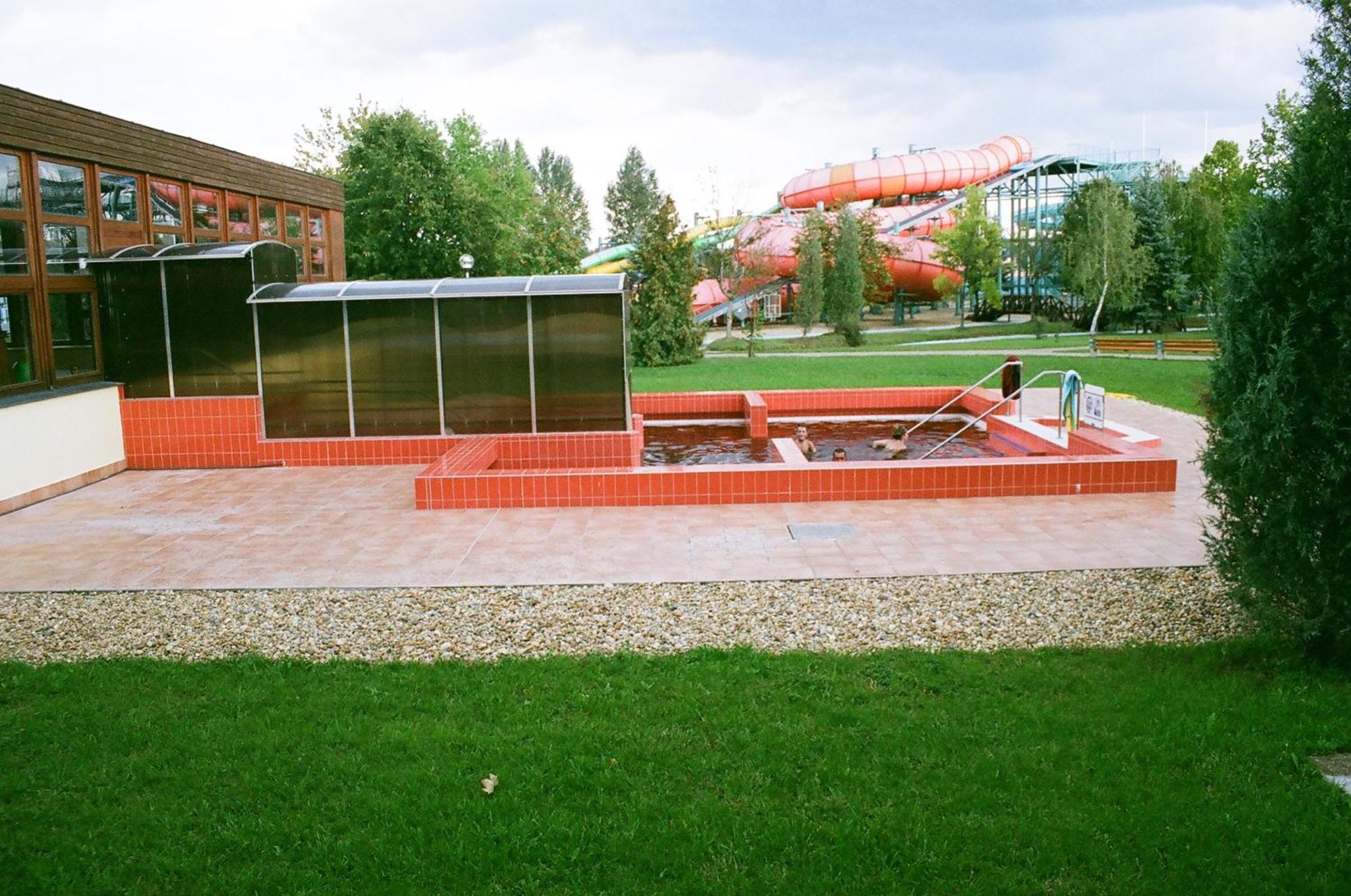 Hungarospa Thermal Camping Mobilhaz Хайдусобосло Экстерьер фото